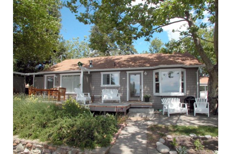 Luxurious Lakefront Cottage in Lakeport USA, California, Lakeport